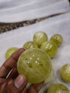 Venta al por mayor de esferas de cuarzo limón brasileño natural de alta calidad, bolas de cristal de 50-55 mm para sanación y meditación reiki. - Product Image 1