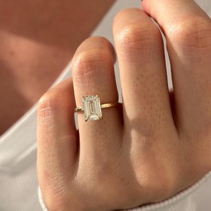 Bague de fiançailles fine en diamant de laboratoire taille émeraude 2,5 carats D VVS2, bague solitaire classique, bague en or jaune 14 carats, certifiée IGI - Product Image 2