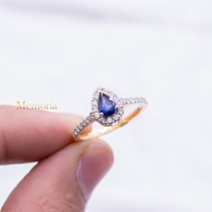 Bague en or jaune massif 14 carats avec saphir bleu naturel et halo de diamants, bijoux fins, Memoria Jewels - Product Image 1