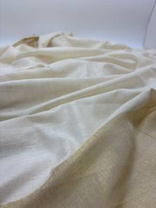 Tissu indien artisanal en soie Matka, tissé à la main, à texture riche, effet slub naturel, tombé élégant, idéal pour les saris et les vêtements. - Product Image 3