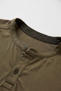 เสื้อเชิ้ตแขนยาวลำลองสำหรับผู้ชาย สีเทาล้วน ทรงปกติ สวมใส่สบายในชีวิตประจำวัน - Product Image 4