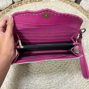 Pochette élégante rose en cuir de vachette véritable faite à la main pour femme, porte-cartes et porte-monnaie OEM en cuir véritable avec dragonne - Product Image 6