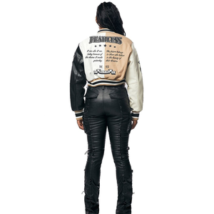 Chaqueta Bomber Varsity Corta Personalizada para Mujer, con Parches Bordados, Tejido de Lana, Diseño Estampado - Color Bronceado y Blanco, Ropa Urbana OEM - Product Image 5