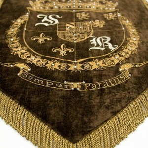 Estandarte de Iglesia Bordado en 3D de Alta Calidad, Ecológico y Personalizado, Estandarte Católico Procesional de Terciopelo Marrón con Hilo Dorado - Product Image 2
