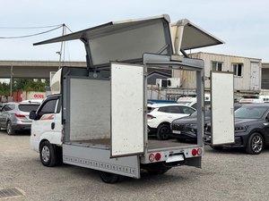 รถบรรทุก Kia Bongo 3 สีขาว มือสอง ปี 2019 เครื่องยนต์ดีเซล เกียร์ธรรมดา พวงมาลัยซ้าย สำหรับขนส่งสินค้า แบบ Wingbody พร้อมคันเกียร์ - Product Image 2