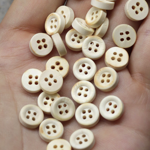 กระดุมไม้เผาสีขาวทรงกลม 9 มม. แบบ 4 รู ยี่ห้อ QIANXUN พร้อมกระดุมเล็กสีเหลืองเผาสำหรับเสื้อและกระโปรง งานฝีมือจากวัสดุธรรมชาติ - Product Image 1