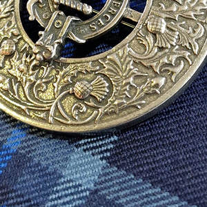 Broche Tradicional Escocés con Diseño de Escudo de Clan y Patrón de Cuadros, con un Detalle Detallado de Cardo, el Más Vendido 2026 - Product Image 5