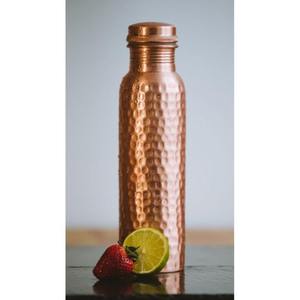 Bouteille d'eau en cuivre minimaliste pour une routine d'hydratation simple et propre, offrant un design pratique et élégant - Product Image 3