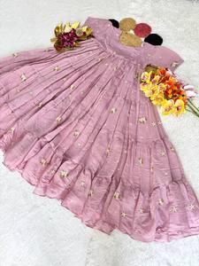 Robe midi élégante pour l'été, ornée de cœurs partout sur le devant, avec une ligne de décolleté qui sublime la silhouette. - Product Image 6
