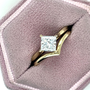 Bague de fiançailles solitaire en diamant de laboratoire taille princesse 1 carat et alliance incurvée assortie - Product Image 5