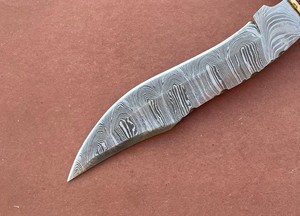 Cuchillo Bowie de Caza y Camping Personalizado de Damasco, Hoja Fija Afilada como una Navaja con Mango de Madera de Resina y Funda de Cuero, OEM Personalizable - Product Image 4