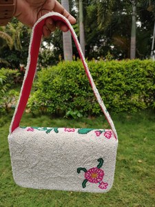 Adorno Floral Hecho a Mano con Cuentas de Vidrio Lavables, Forma Rectangular, Base Blanca con Borde Verde, Bordado Rosa Coral, Arte Coleccionable - Product Image 2