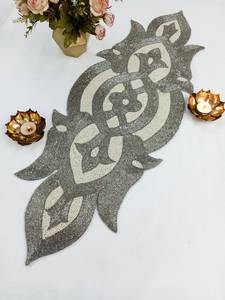 Chemin de table en tissu fait main, style bohème, motif floral, avec perles argentées et blanches, et sous-plats - Product Image 5