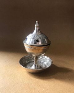 Brûleur d'encens décoratif en métal antique pour la décoration traditionnelle de la maison et l'amélioration de l'ambiance spirituelle - Product Image 2
