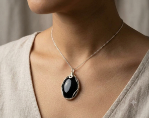 Collar con Colgante de Turmalina Negra Natural Irregular de 15x25mm con Engaste Circular, Piedra Curativa de Cristal, Chapado en Plata - Product Image 2