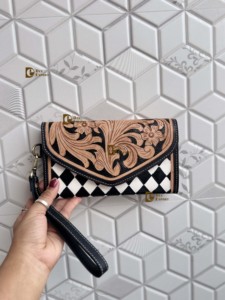 Cartera de Mujer de Cuero Genuino con Diseño a Cuadros Blancos, Estilo Vintage, Hecha a Mano por Diseñador de Moda - Product Image 1