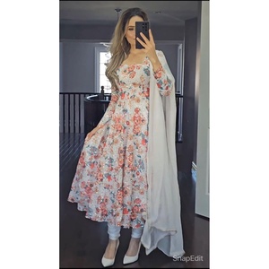 Robe de soirée en géorgette attrayante avec impression numérique et travail de diamants, avec dupatta blanc - Product Image 1