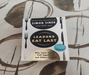 ผู้นำกินก่อน โดย ไซมอน ไซเน็ค หนังสือปกอ่อนภาษาอังกฤษเกี่ยวกับการเติบโตทางธุรกิจ - Product Image 1