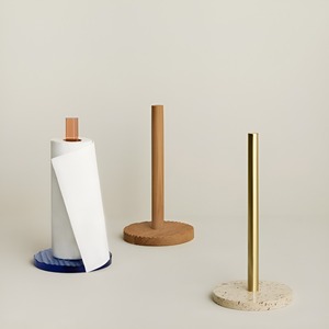 Porte-serviettes en papier moderne sur pied avec finition bois et laiton pour utilisation sur table - Product Image 2