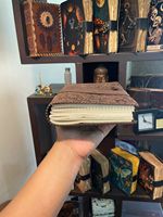 Cuaderno de Cuero Creativo Hecho a Mano NEW ERA, Diseño Floral en Relieve, Cuaderno de Lujo Marrón para Dibujar, Escribir y Regalar, A5
