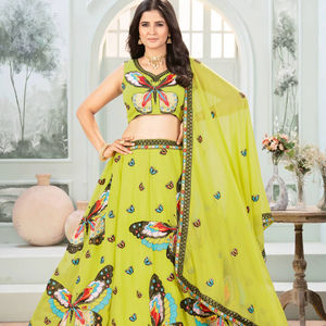 Lehenga Choli de seda Chinon con lentejuelas y bordado Zari, cuello redondo, cintura de princesa, manga corta, largo hasta el suelo, silueta imperio, con borlas - Product Image 1
