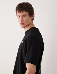 T-shirt en coton noir à manches courtes et col rond pour homme, coupe classique, couleur unie, tricot jersey avec imprimé frontal - Product Image 2