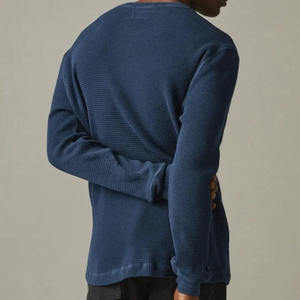 เสื้อเชิ้ตแขนยาวผู้ชาย ผ้าวาฟเฟิลถัก ทรงเฮนลีย์ สีกรมท่าล้วน สวมใส่สบาย ทรงปกติ ผ้าฝ้าย 100% ระบายอากาศได้ดี คอทรงโอ น้ำหนัก 180 กรัม - Product Image 6