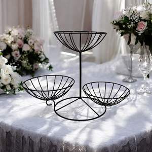 Panier à fruits en métal de luxe avec finition lisse améliorant la présentation de la table et l'organisation de la cuisine - Product Image 1