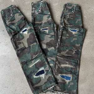 กางเกงช่างไม้ทรงปกติผ้าฟลีซแบบวินเทจ ขากว้างทรงหลวมลายพราง กางเกงวอร์มลายพราง กางเกงคาร์โก้ ปลายขาจั๊มพ์สไตล์นักขี่มอเตอร์ไซค์ - Product Image 1