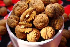 Nueces Orgánicas de Primera Calidad, Frescas, de 30 mm, Lavadas, Suministradas por la Fábrica, Precio Bajo, Envasado a Granel, 24 Meses de Duración - Product Image 2