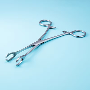 Pince manuelle OPTITECH HEALTHCARE en acier inoxydable de qualité supérieure pour aiguilles de tatouage et piercing, outil de positionnement à serrage intermédiaire - Product Image 1