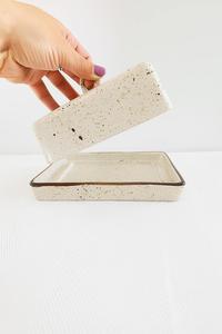 Mantequillera Rústica con Tapa de Asa, Base Profunda, Acabado Esmaltado Duradero, Elegante Contenedor de Mantequilla para Cocina - Product Image 6