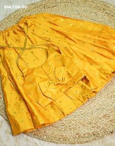 Conjunto de lehenga y blusa para niñas en amarillo y azul, de seda de alta calidad con diseño de lunares, listo para usar, a precio de mayorista, proveedor de Surat. - Product Image 6
