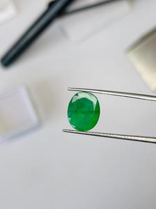 Émeraude naturelle de Zambie, taille ovale, 3,53 carats, qualité AAA, lustre superbe, belle couleur, coupe et polissage parfaits pour la création de bijoux. - Product Image 5