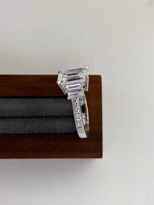 แหวนเพชรทรงเหลี่ยมมรกต 3 กะรัต สวยงามหรูหรา เพชรเลี้ยงในห้องปฏิบัติการ รับรองโดย IGI สี E ความสะอาด VS ทองคำขาว 14K ประดับเพชรทรงบาแกตต์ แหวนหมั้น - Product Image 4