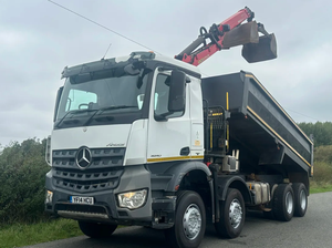 Producto TOP USADO, Camión Volquete Arocs 3240 8x4 en Perfectas Condiciones con Grúa, Listo para Usar - Product Image 2