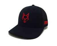 Gorra Trucker Estructurada de 6 Paneles con Bordado Rojo Premium en la Parte Delantera, Malla Trasera, Correa Ajustable y Visera Curva, Estilo Casual de Béisbol