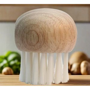 Brosse de nettoyage pour champignons avec manche en bois - Product Image 2