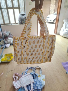 Sac fourre-tout matelassé en coton pour femme, idéal pour les voyages et le shopping estival, avec option d'impression de logo personnalisé - Product Image 1