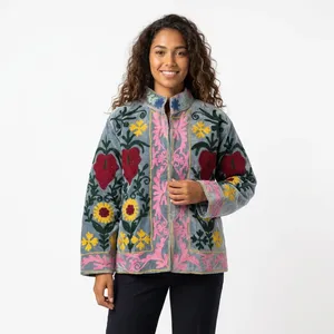 Veste en velours de coton tricoté réversible pour femmes Sujani, logo personnalisé, col mandarin matelassé, broderie à la main, manches longues - Product Image 2