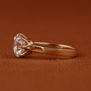 Anillo de Compromiso de Oro de 14k con Diamante Cultivado en Laboratorio de Forma Redonda, Claridad VVS2/VS1, Corte Brillante Redondo, Certificado IGI - Product Image 3