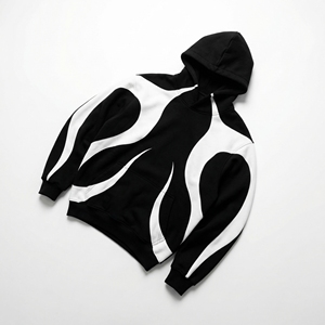 Hoodie oversize avec détails de panneaux superposés et silhouette audacieuse, conçu pour les marques de streetwear avant-gardistes. - Product Image 2