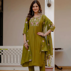 Ensemble Kurti élégant et droit avec dupatta en soie – Vêtements ethniques haut de gamme pour le marché international - Product Image 1