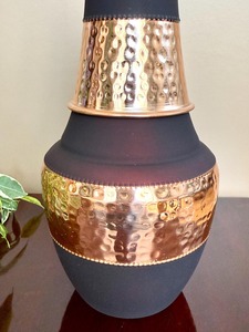 Bouteille d'eau en cuivre au design chinois, finition martelée et accents noirs, décoration d'intérieur - Product Image 6