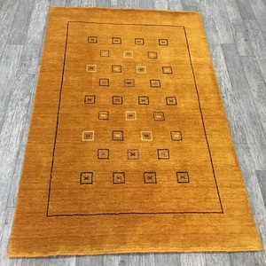 Tapis d'appoint moderne en laine noué à la main, couleur moutarde dorée, motif géométrique carré minimaliste, tapis décoratif - Product Image 1