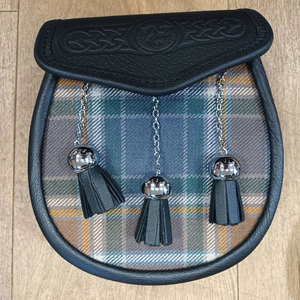 Sporran Tradicional Escocés de Alta Calidad, Sporran Semi-Formal de Cuero Negro con Tela Tartán Personalizada - Product Image 1