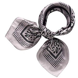 Bandana personnalisée à prix avantageux avec logo, en coton, soie ou polyester, foulard imprimé, bandanas multifonctionnels pour toutes les saisons - Product Image 3