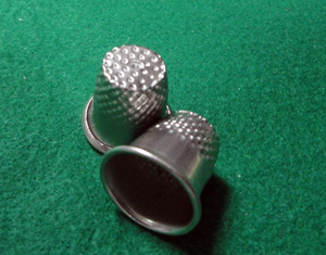 Dedal de Acero Inoxidable AA0284 con Inserto de Malla, Portátil y Ecológico, Duradero para Costura a Máquina, Herramienta de Manualidades - Product Image 1