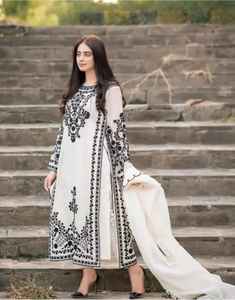 ชุดเดรสแบบดั้งเดิมของปากีสถาน คุณภาพเยี่ยม ผ้าลินินหนานุ่ม สำหรับฤดูหนาวและฤดูร้อน ตกแต่งด้วยงานปักและประดับด้วยหิน โดย AA IMPEX - Product Image 5