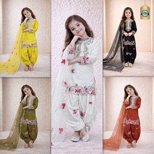 ชุดส่าหรีเด็กผู้หญิง ผ้าเครป ปักลาย พร้อมผ้าคลุมไหล่ สำหรับงานแต่งงาน/งานปาร์ตี้ ฤดูหนาว/ฤดูร้อน ยี่ห้อ AARIKA TEXTILE จัดส่งรวดเร็ว - Product Image 4